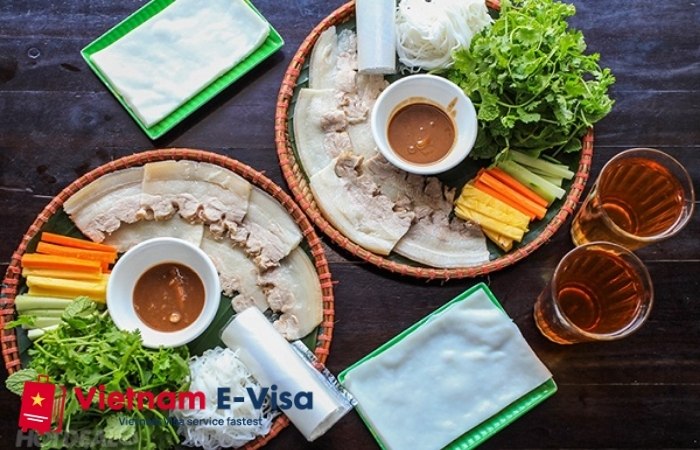 top 10 trải nghiệm du lịch nên làm tại Đà Nẵng - bánh tráng cuốn thịt heo