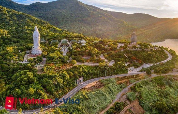 top 10 trải nghiệm du lịch nên làm tại Đà Nẵng - chùa linh ứng