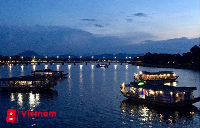 Top 10 trải nghiệm du lịch nên làm tại Huế -
đi thuyền trên sông Hương