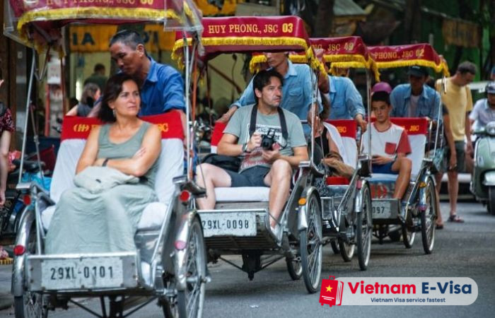 Top 10 trải nghiệm du lịch nên làm tại Hà Nội - đi xích lô