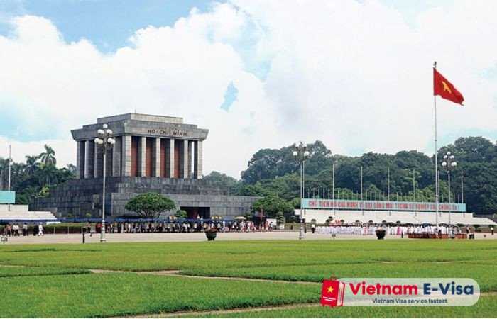 Top 10 trải nghiệm du lịch nên làm tại Hà Nội - quảng trường ba đình